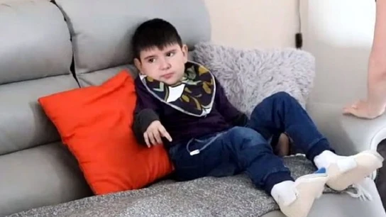 Nolan fue infectado por E. Coli tras comer una hamburguesa contaminada Nolan fue infectado por E. Coli tras comer una hamburguesa contaminada