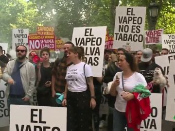 Más de 2.000 personas se manifiestan a favor del vapeo frente al Ministerio de Sanidad Más de 2.000 personas se manifiestan a favor del vapeo frente al Ministerio de Sanidad