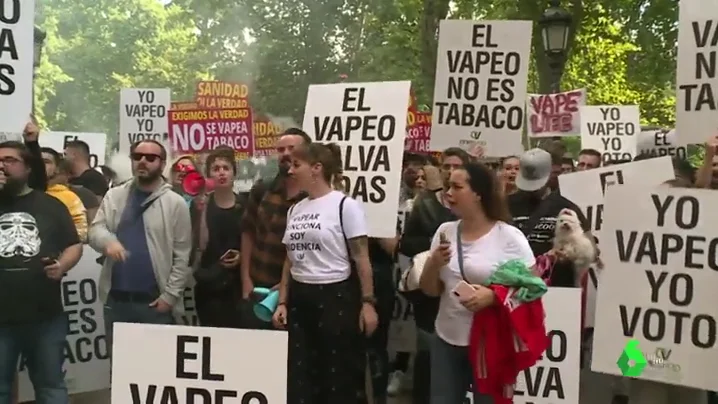 Más de 2.000 personas se manifiestan a favor del vapeo frente al Ministerio de Sanidad