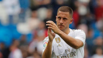 Eden Hazard aplaude a los aficionados del Real Madrid