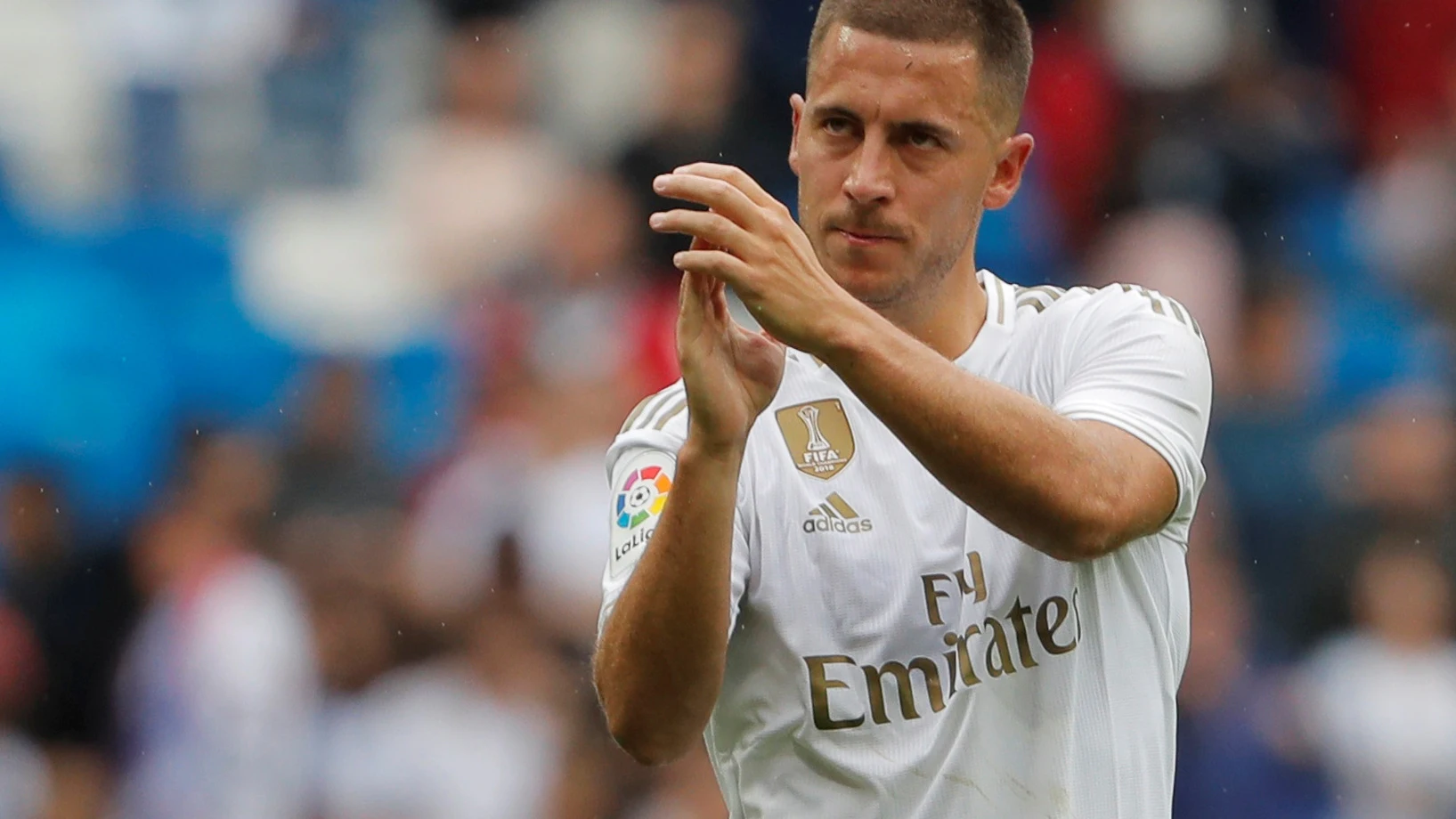 Eden Hazard aplaude a los aficionados del Real Madrid