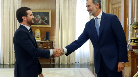 El rey Felipe VI saluda al presidente del Partido Popular, Pablo Casado, durante la reunión mantenida este martes en el Palacio de la Zarzuela, en la segunda jornada de la ronda de consultas. El rey Felipe VI saluda al presidente del Partido Popular, Pablo Casado, durante la reunión mantenida este martes en el Palacio de la Zarzuela, en la segunda jornada de la ronda de consultas.
