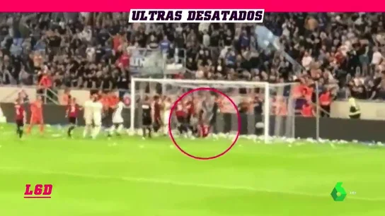 Un ultra agrede a un jugador rival en plena tangana Un ultra agrede a un jugador rival en plena tangana