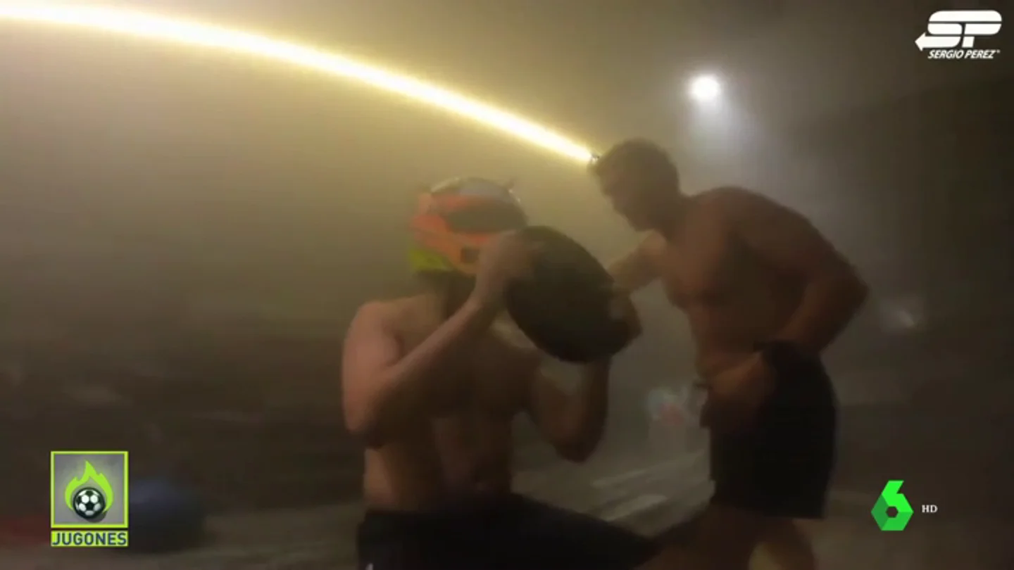 El entrenamiento extremo de 'Checo' Pérez en una sauna a 50 grados El entrenamiento extremo de 'Checo' Pérez en una sauna a 50 grados