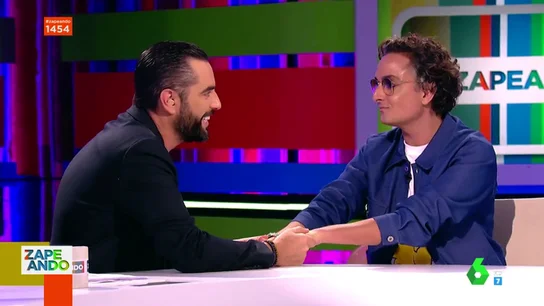 La 'riña' de Dani Mateo a Josie por no hacerle caso en pleno directo La 'riña' de Dani Mateo a Josie por no hacerle caso en pleno directo