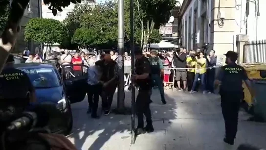 El autor confeso del crimen machista de Valga pasa a disposición judicial entre gritos de "asesino, hijo de puta" El autor confeso del crimen machista de Valga pasa a disposición judicial entre gritos de "asesino, hijo de puta"