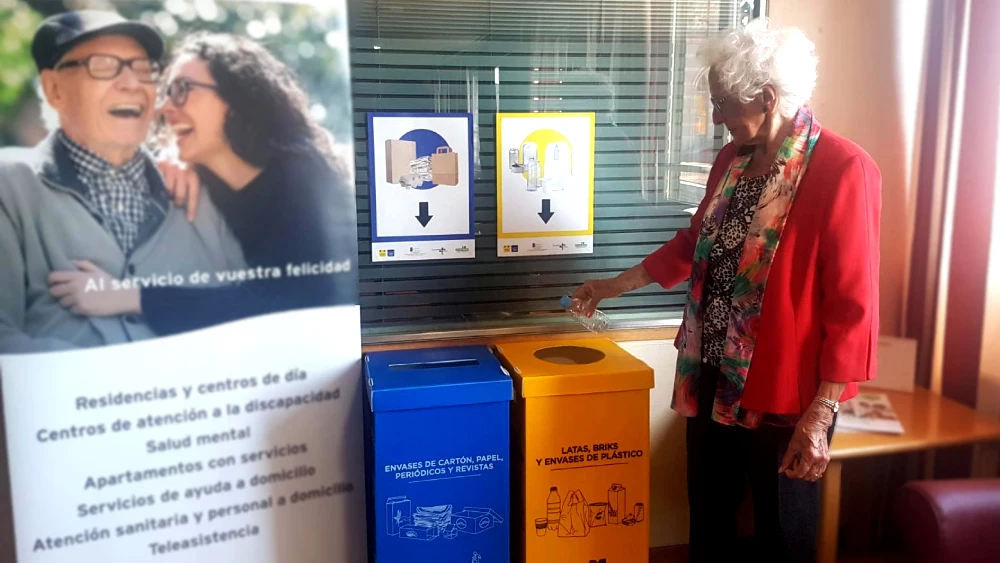  Una mujer recicla una botella de plástico en el contenedor de envases que tienen en la Residencia Stella Maris.