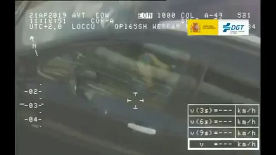 Graban a un hombre conduciendo a toda velocidad mientas juega con un cubo de rubik Graban a un hombre conduciendo a toda velocidad mientas juega con un cubo de rubik