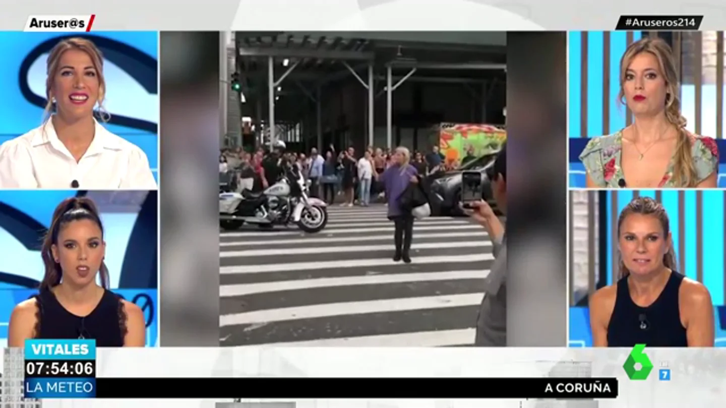 El momento "suicida" de una peatón que hace la peineta a los conductores en mitad de en un paso de cebra El momento "suicida" de una peatón que hace la peineta a los conductores en mitad de en un paso de cebra