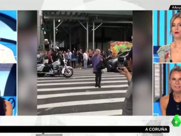 El momento "suicida" de una peatón que hace la peineta a los conductores en mitad de en un paso de cebra El momento "suicida" de una peatón que hace la peineta a los conductores en mitad de en un paso de cebra