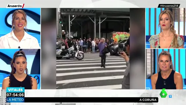 El momento "suicida" de una peatón que hace la peineta a los conductores en mitad de en un paso de cebra 