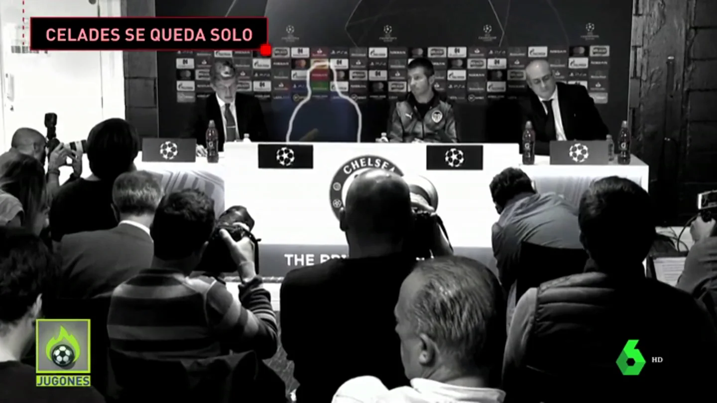 Los jugadores del Valencia dejan tirado a Celades Los jugadores del Valencia dejan tirado a Celades