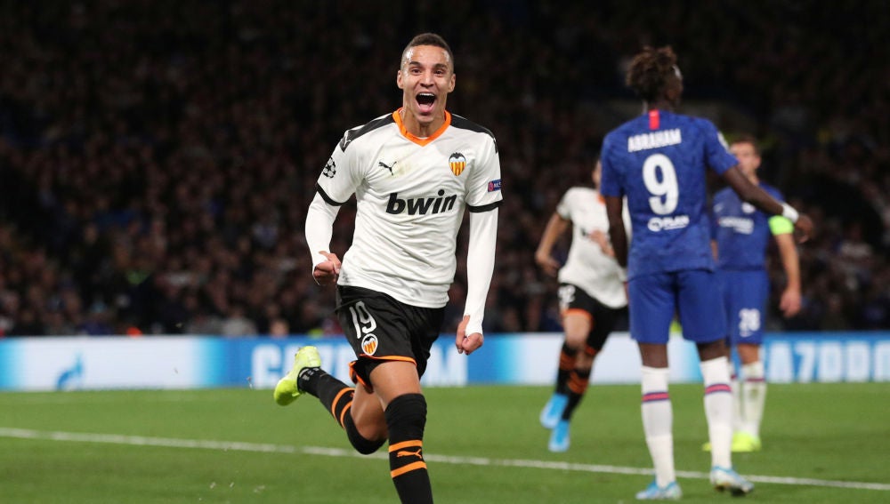 Rodrigo celebra su gol contra el Chelsea en Stamford Bridge