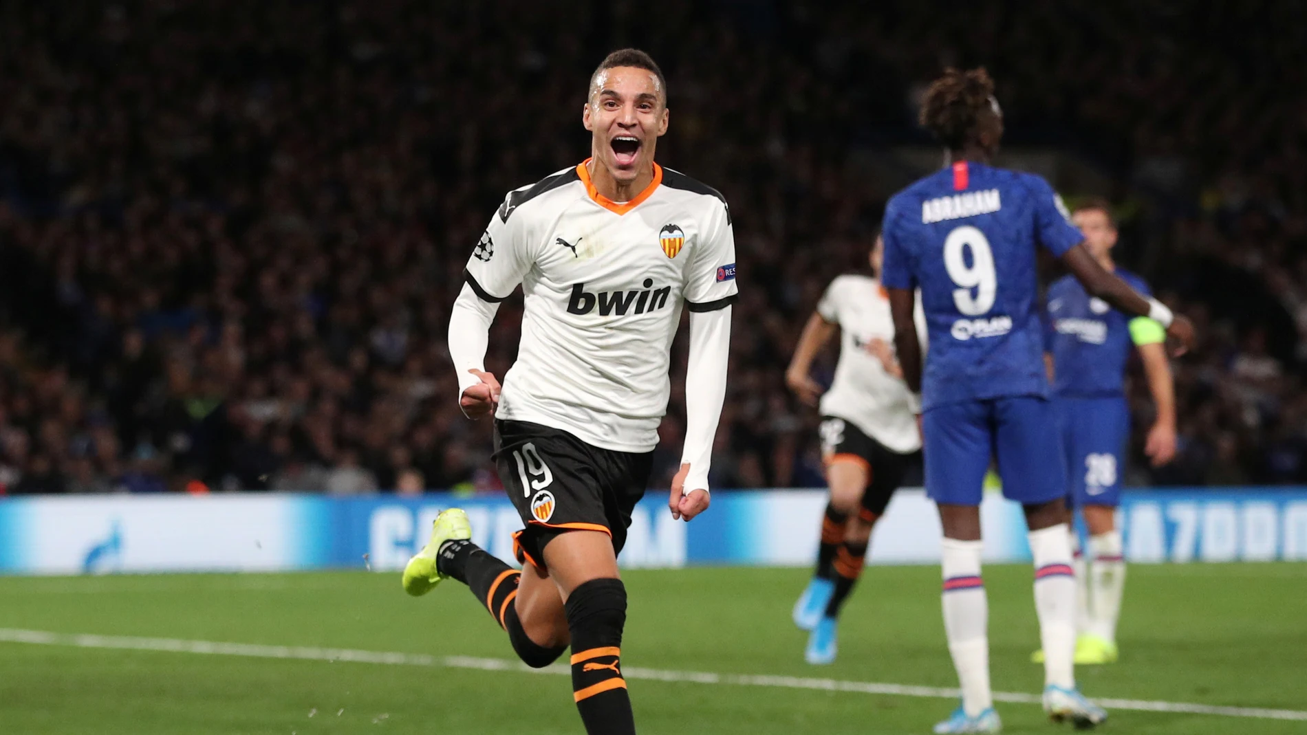 Rodrigo celebra su gol contra el Chelsea en Stamford Bridge