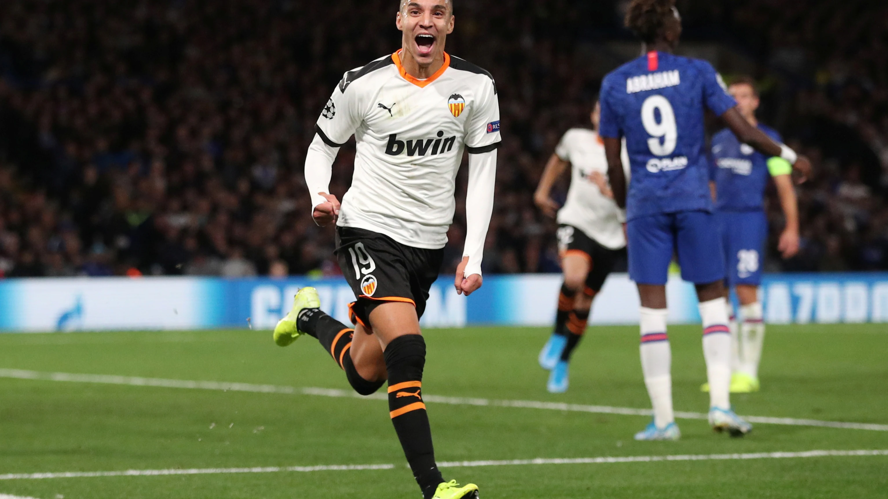 Rodrigo celebra su gol contra el Chelsea en Stamford Bridge