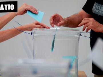 Una urna electoral Una urna electoral