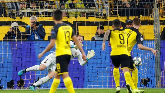 Ter Stegen detiene el penalti de Reus en el Signal Iduna Park Ter Stegen detiene el penalti de Reus en el Signal Iduna Park