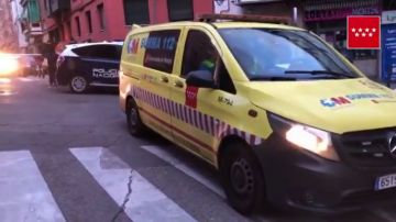 Una ambulancia y un coche de Policía Nacional en el lugar de los hechos