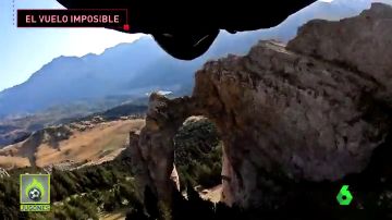 El salto base definitivo: un español intenta atravesar un arco natural en Huesca