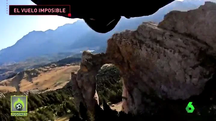 El salto base definitivo: un español intenta atravesar un arco natural en Huesca