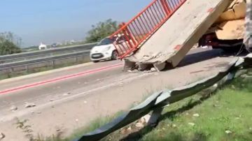Un camión derriba la pasarela peatonal de acceso al puerto de El Saler