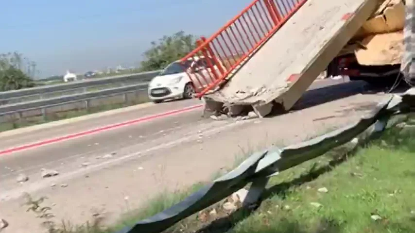 Un camión derriba la pasarela peatonal de acceso al puerto de El Saler