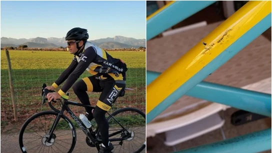 Carlos López enseña su bicicleta rota Carlos López enseña su bicicleta rota