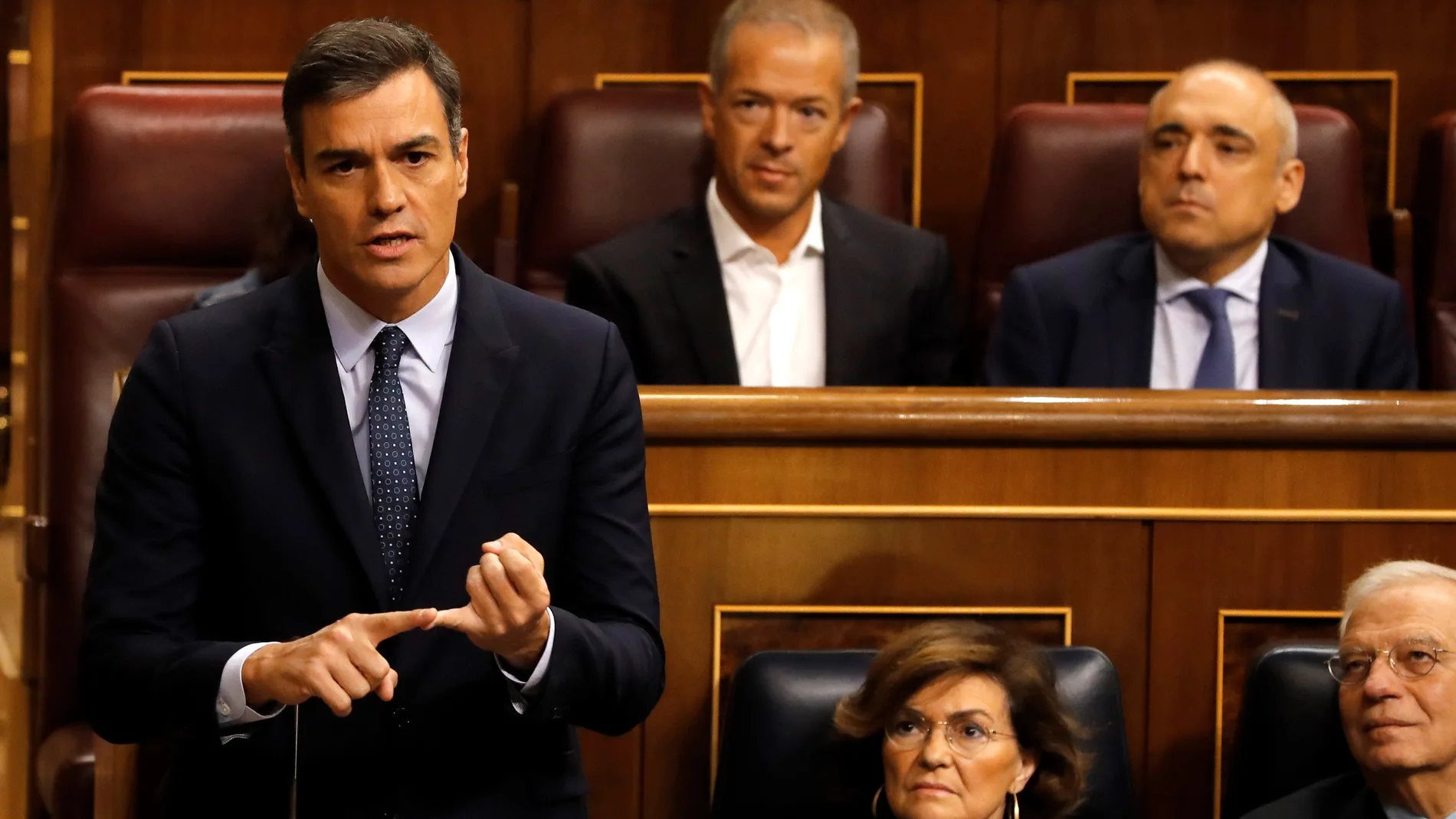 Pedro Sánchez responde a Pablo Casado durante la segunda y última sesión de control de esta legislatura