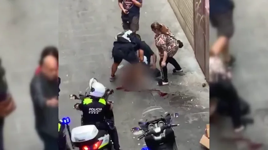 Los Mossos buscan al autor de un doble apuñalamiento en El Raval de Barcelona