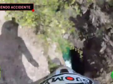 El sobrecogedor momento en el que un piloto cae por un barranco: "Sólo podía pensar en mis hijos" El sobrecogedor momento en el que un piloto cae por un barranco: "Sólo podía pensar en mis hijos"