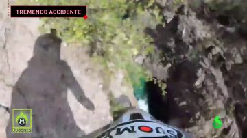 El sobrecogedor momento en el que un piloto cae por un barranco: "Sólo podía pensar en mis hijos"