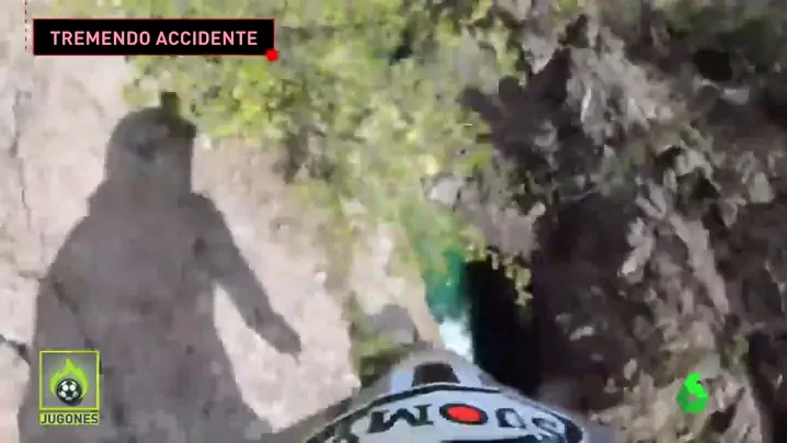 El sobrecogedor momento en el que un piloto cae por un barranco: "Sólo podía pensar en mis hijos"