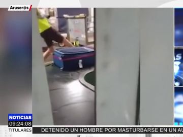 Graban a un trabajador del aeropuerto de Málaga pateando unas maletas Graban a un trabajador del aeropuerto de Málaga pateando unas maletas