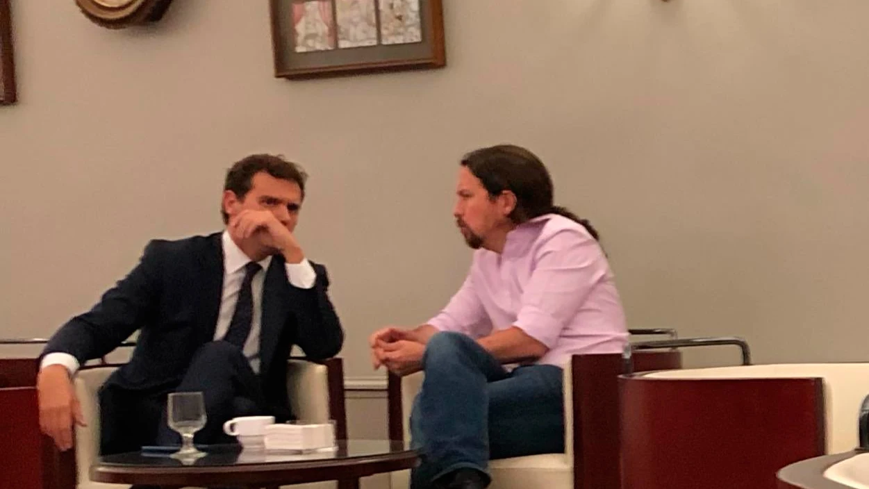 La foto de Rivera e Iglesias en la cafetería del Congreso que publicó Oscar Puente en su cuenta de twitter