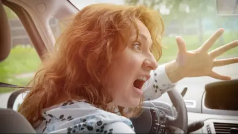 Conductor enfadada al volante Conductor enfadada al volante