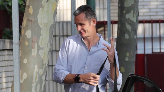 I&ntilde;aki Urdangarin a su llegada al voluntariado con la pulsera en la mu&ntilde;eca 