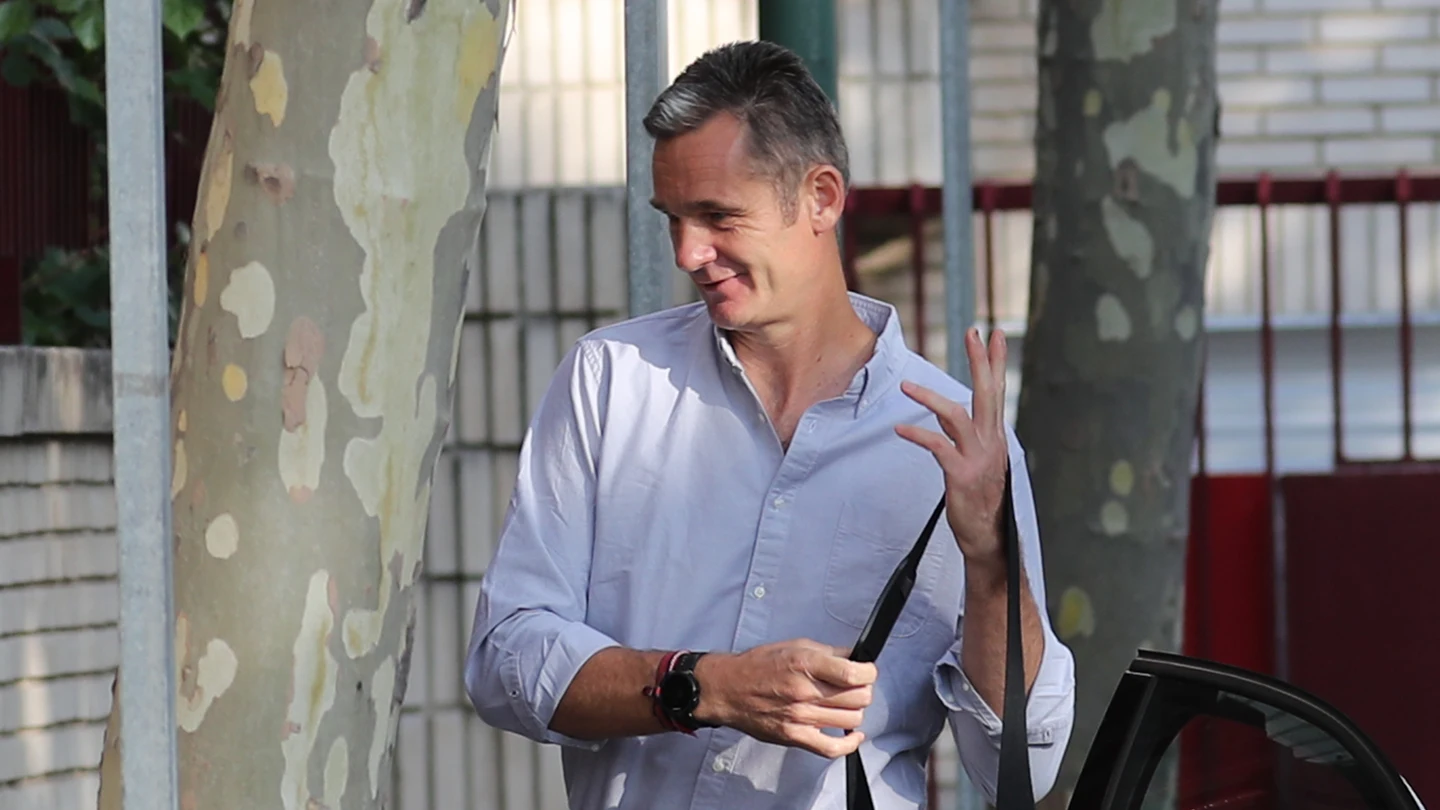 Iñaki Urdangarin a su llegada al voluntariado con la pulsera en la muñeca Iñaki Urdangarin a su llegada al voluntariado con la pulsera en la muñeca
