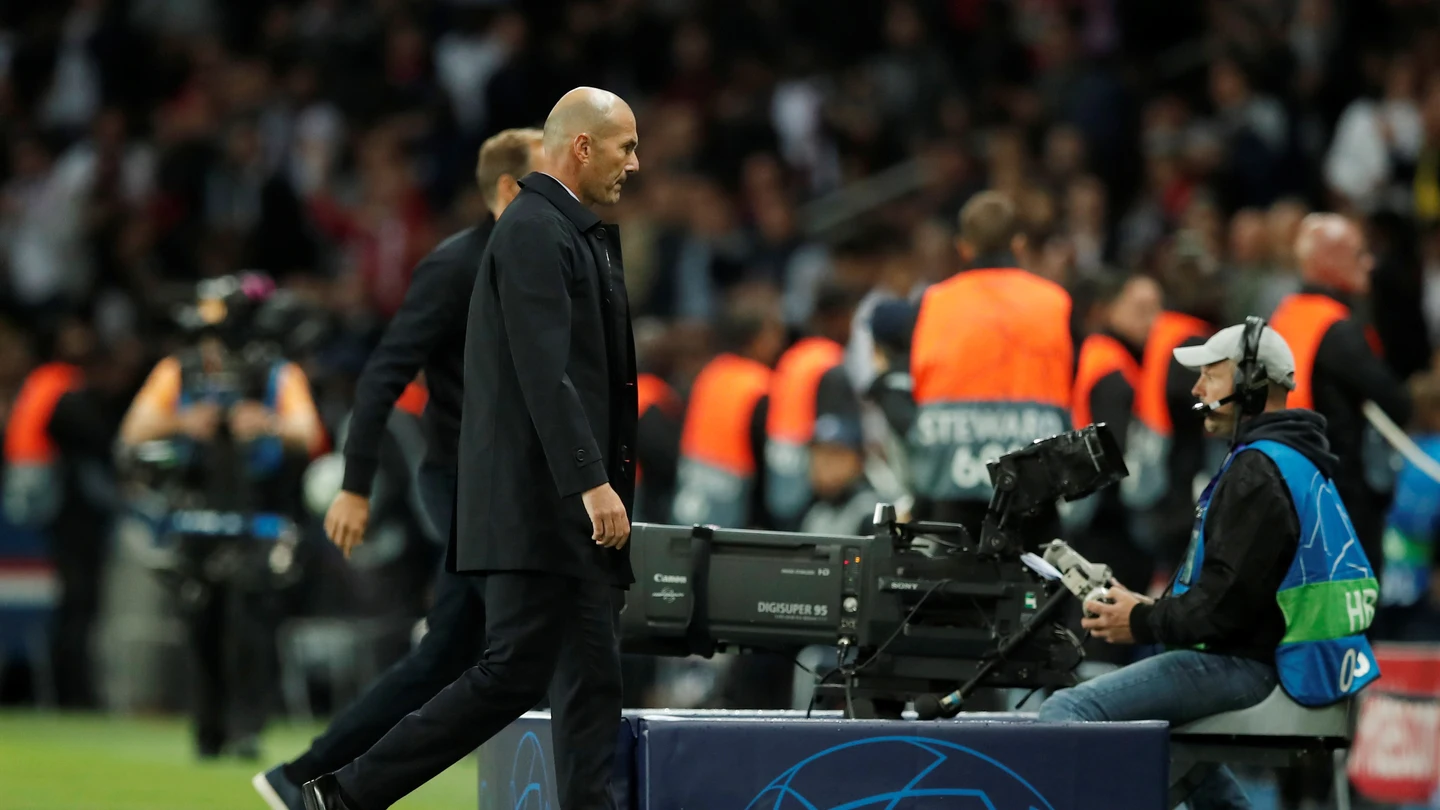 Zidane, cabizbajo en el Parque de los Príncipes Zidane, cabizbajo en el Parque de los Príncipes
