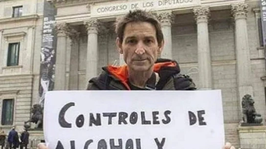 Albert Pla, frente al Congreso de los Diputados Albert Pla, frente al Congreso de los Diputados