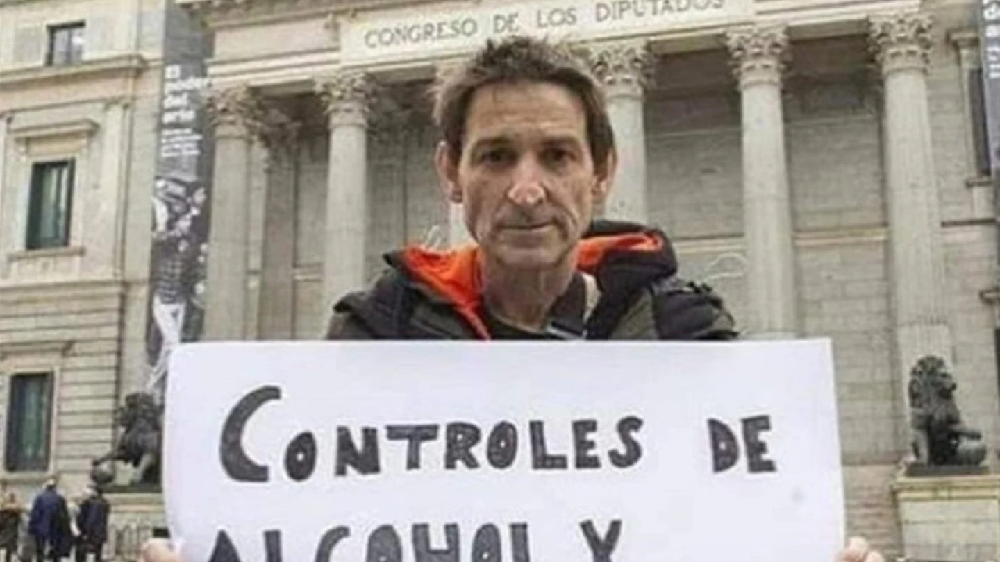 Albert Pla, frente al Congreso de los Diputados Albert Pla, frente al Congreso de los Diputados