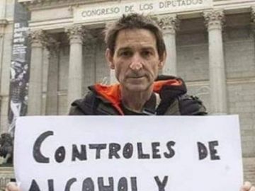 Albert Pla, frente al Congreso de los Diputados Albert Pla, frente al Congreso de los Diputados