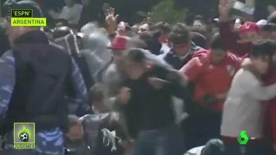 Multitudinaria pelea de barras bravas en Argentina: 86 detenidos tras graves disturbios Multitudinaria pelea de barras bravas en Argentina: 86 detenidos tras graves disturbios