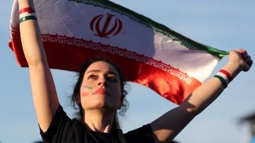 Una mujer iraní presencia un partido de fútbol