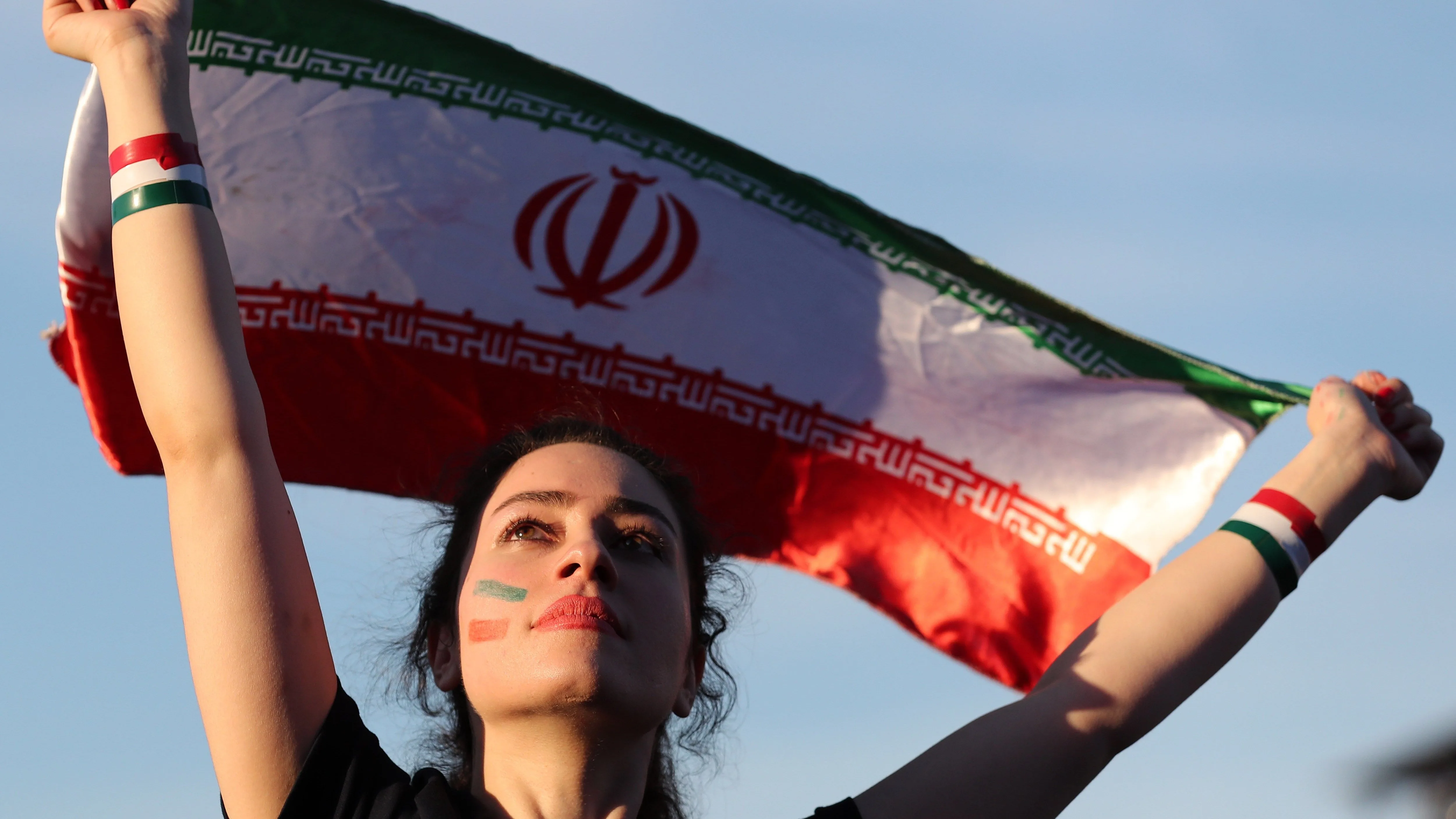 Una mujer iraní presencia un partido de fútbol