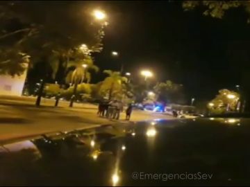 Detenido un motorista sin carnet en Sevilla tras participar en una carrera ilegal y atropellar a dos policías Detenido un motorista sin carnet en Sevilla tras participar en una carrera ilegal y atropellar a dos policías