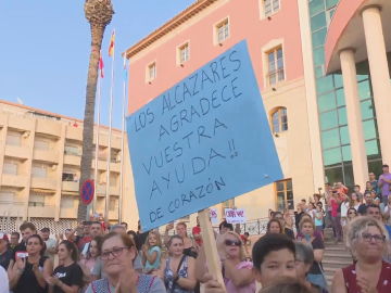 El emotivo 'adiós' de los vecinos de Los Alcázares a los efectivos de la UME por su labor durante la gota fría El emotivo 'adiós' de los vecinos de Los Alcázares a los efectivos de la UME por su labor durante la gota fría