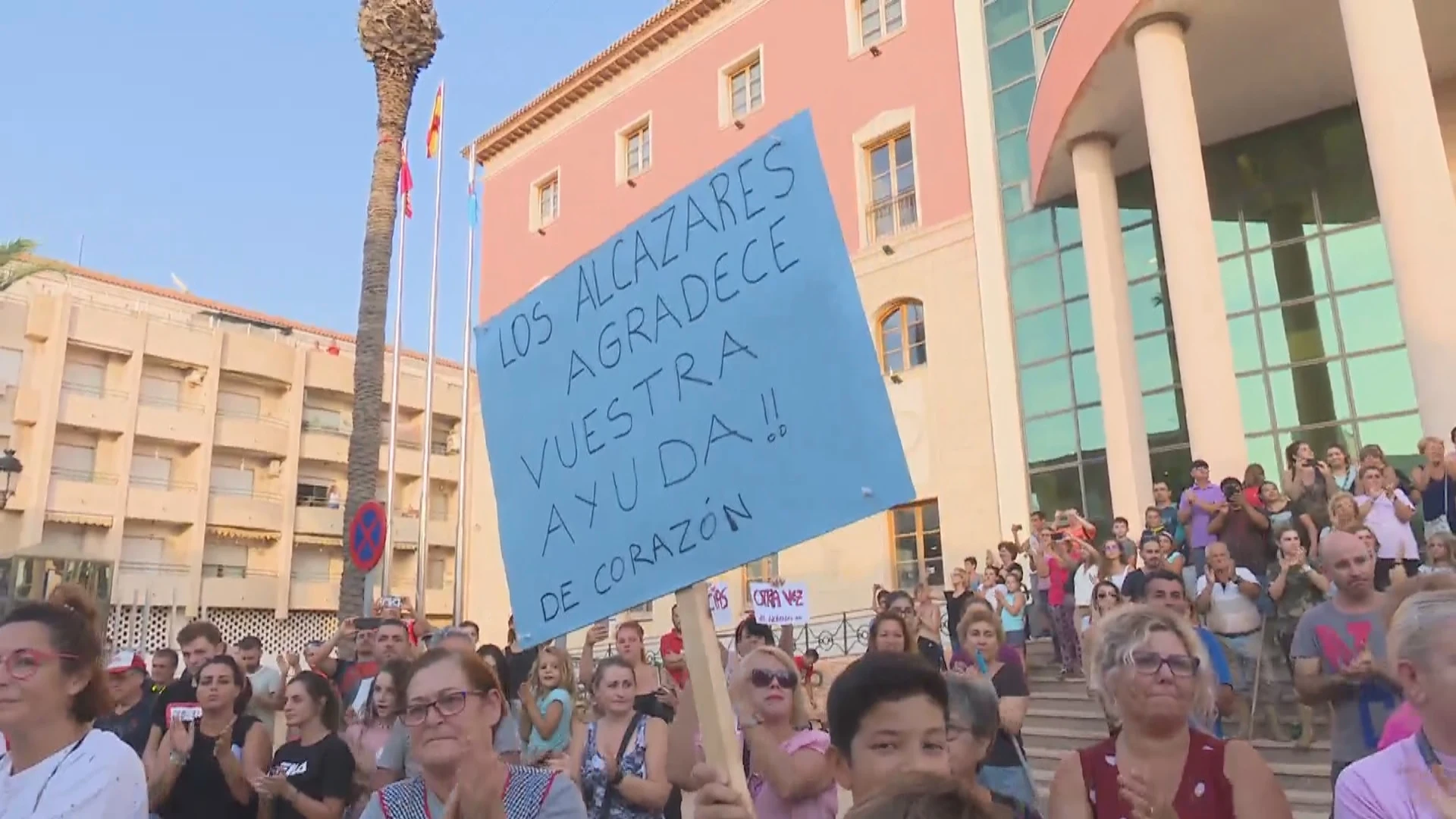 El emotivo 'adiós' de los vecinos de Los Alcázares a los efectivos de la UME por su labor durante la gota fría