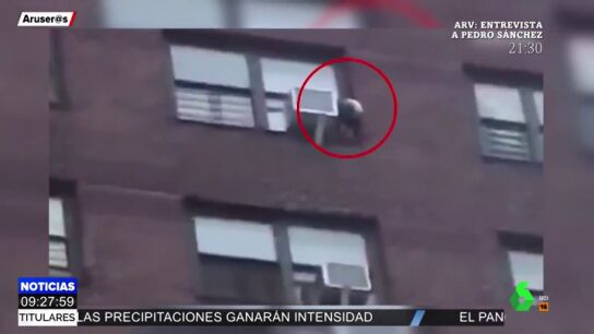 Las im&aacute;genes de un ni&ntilde;o de tres a&ntilde;os a punto de caer al vac&iacute;o desde 40 metros de altura