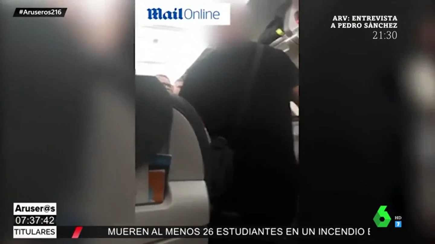 Expulsado de un avión en Gran Canaria por amenazar al auxiliar de vuelo con cortarle el cuello Expulsado de un avión en Gran Canaria por amenazar al auxiliar de vuelo con cortarle el cuello