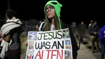 "Jesús era un alien": la pancarta de una manifestante en el Área 51